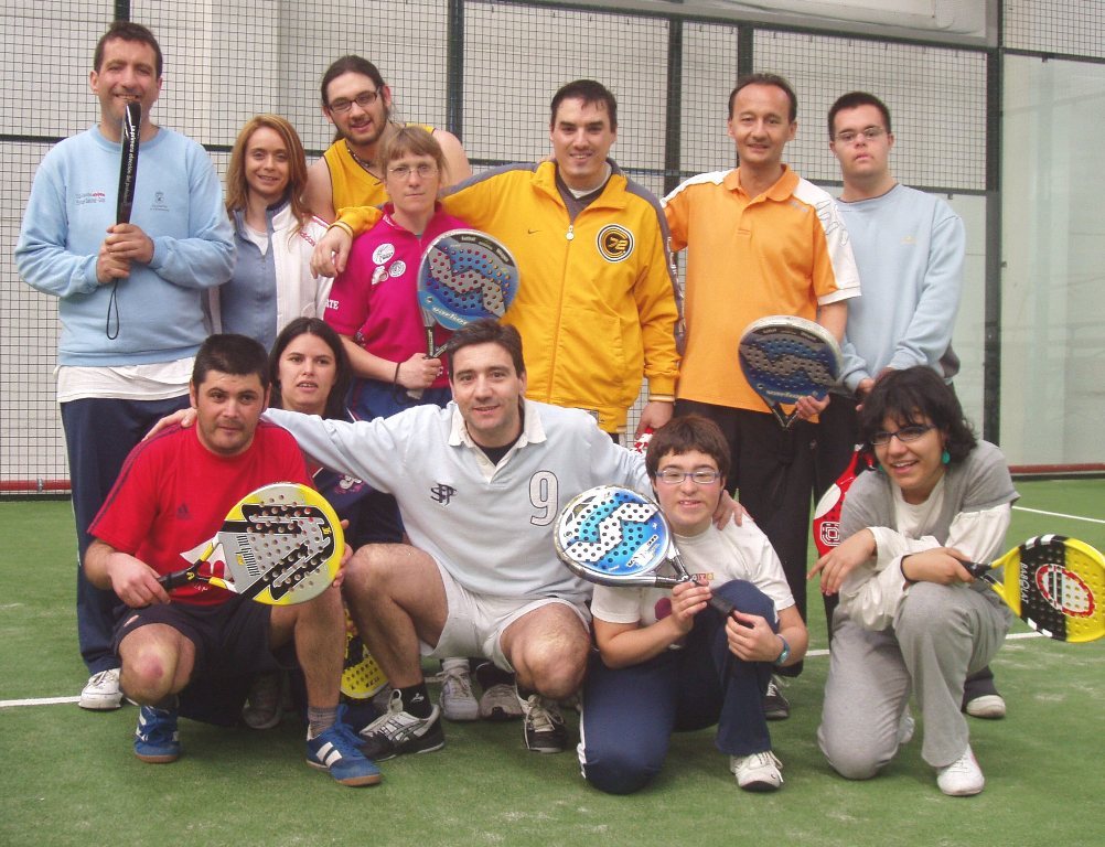 Alumnos, monitores y voluntarios de la escuela de padel Aviva